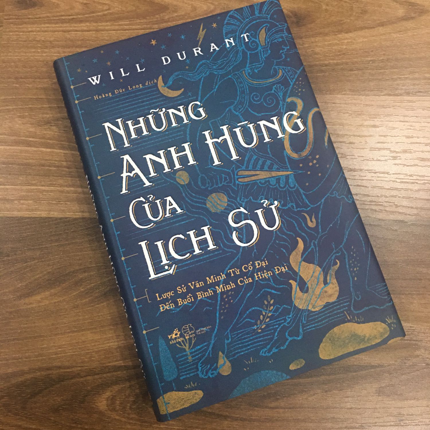 - Mặc dù gửi từ Đà Nẵng ra HN nhưng tiki ship rất nhanh, nhân viên nhiệt tình. Vận chuyển đường xa nhưng sách nhận được bọc trong túi nilon, không bị móp méo gì.

- Về sách: Thật khó hiểu cho Nhã Nam khi phần mục lục có tận 509 trang (phần chỉ mục và về tác giả), nhưng thực tế sách có 496 trang, tức là mất hẳn phần chỉ mục và về tác giả luôn. Tại sao một nhà xuất bản lớn lại để 1 lỗi nghiêm trọng như thế này nhỉ?