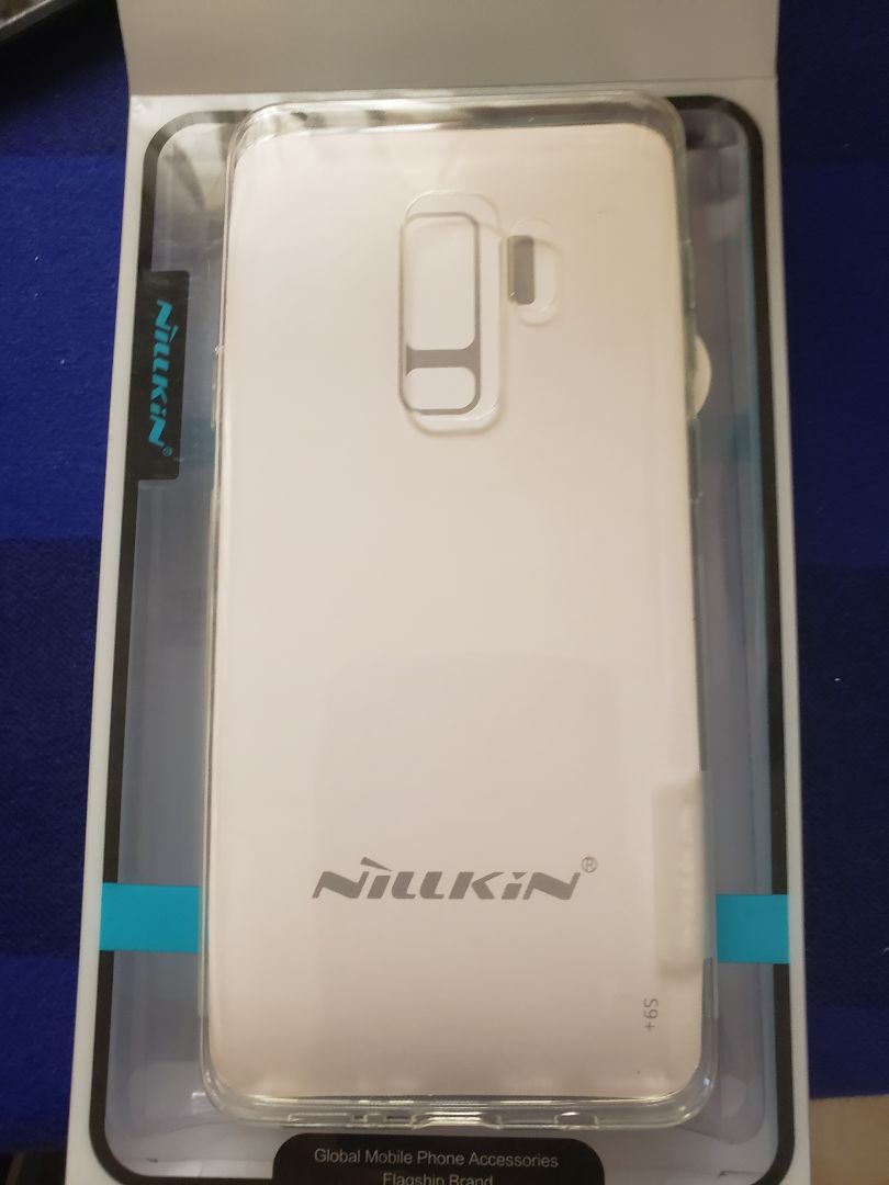 Giao sai mẫu. Đặt mua ốp lưng Memumi màu đen mà giao ốp lưng Nilkin trong suốt. Dùng cũng tạm được nhưng ốp lưng trong suốt thì không tiện để tiền.