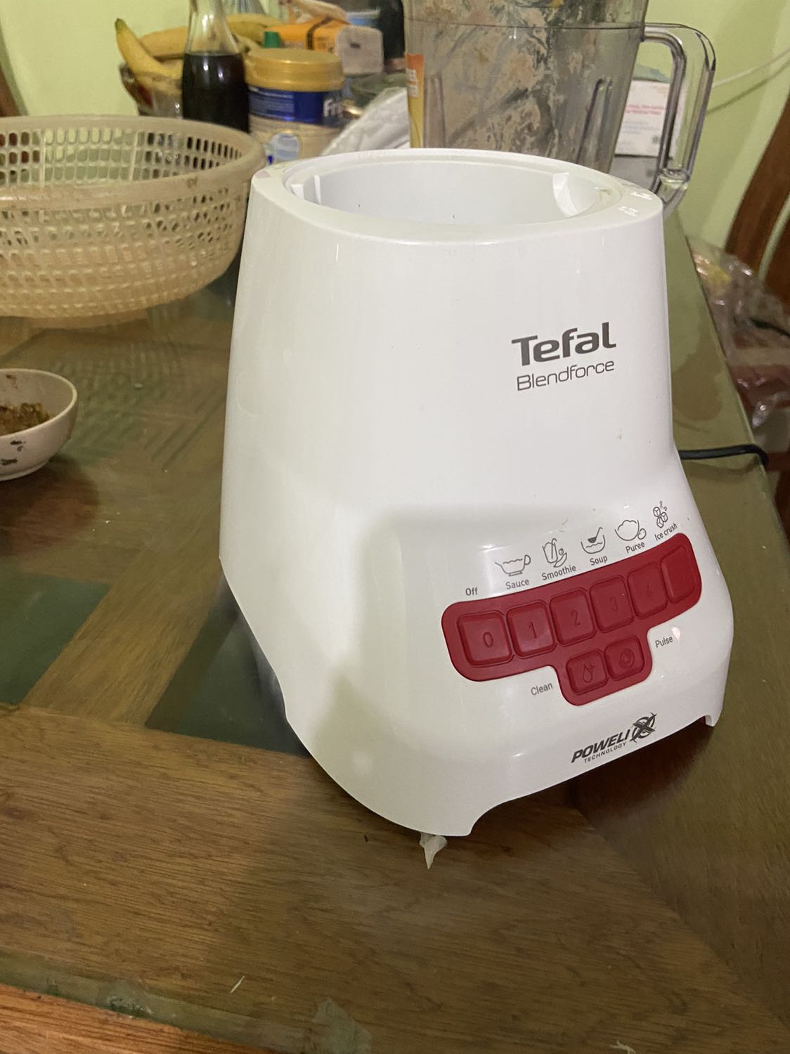 Thật sự là lần đầu trải nhiệm bị thất vọng như này. Lúc đầu mở ra thì phần khấc của hộp xay bị gãy mất, mình thấy nhưng nó ko bị gây hở nên cũng tặc lưỡi bỏ qua mà cũng ko biết nó là chốt an toàn để khởi động máy làm mình loay hoay mãi ko biết để máy chạy thế nào, mãi sau mới biết nên phải để hộp trái tay mới dùng dc, hôm nay dùng lần thứ 2 thì đang dùng lại nghe bụp một phát toé điện kèm theo khói khét, máy thì vẫn còn chạy dc nhưng chỉ chạy dc 1/4 công suất. Yêu cầu nhà bán kiểm tra và đã được đổi máy mới. Tuy hơi lâu nhưng nhà bán rất uy tín