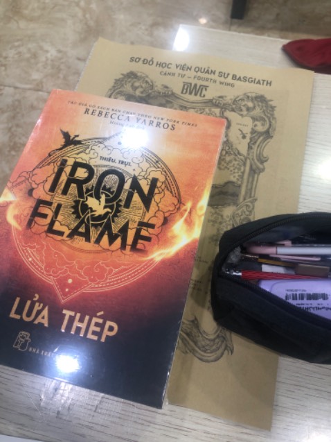 Sách siêu đẹp ạ! Cảm ơn Trẻ đã thầu series này huhu bản dịch cứ phải gọi là xuất sắc luôn ạ! Mong trẻ sẽ mau mau ra p3 của bộ truyện này ạ! Cảm ơn Trẻ rất nhiều vì đã ambg lại trải nhiệm tuyệt zời cho ng đọc