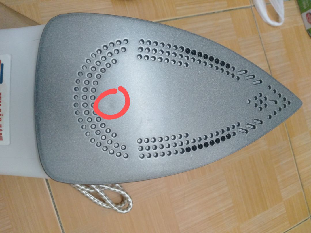 1. Thời gian giao hàng: đúng như dự kiến
2. Chất lượng 
- Ngoại quan: bề mặt đáy bàn ủi có vết trầy xước + lõm + chân cắm sạc cũng bị trầy.
- Vận hành: ủi khô lần đầu tiên có mùi nhựa khi đang làm nóng bàn ủi, khi đã nóng đều thì mùi nhựa giảm/k còn