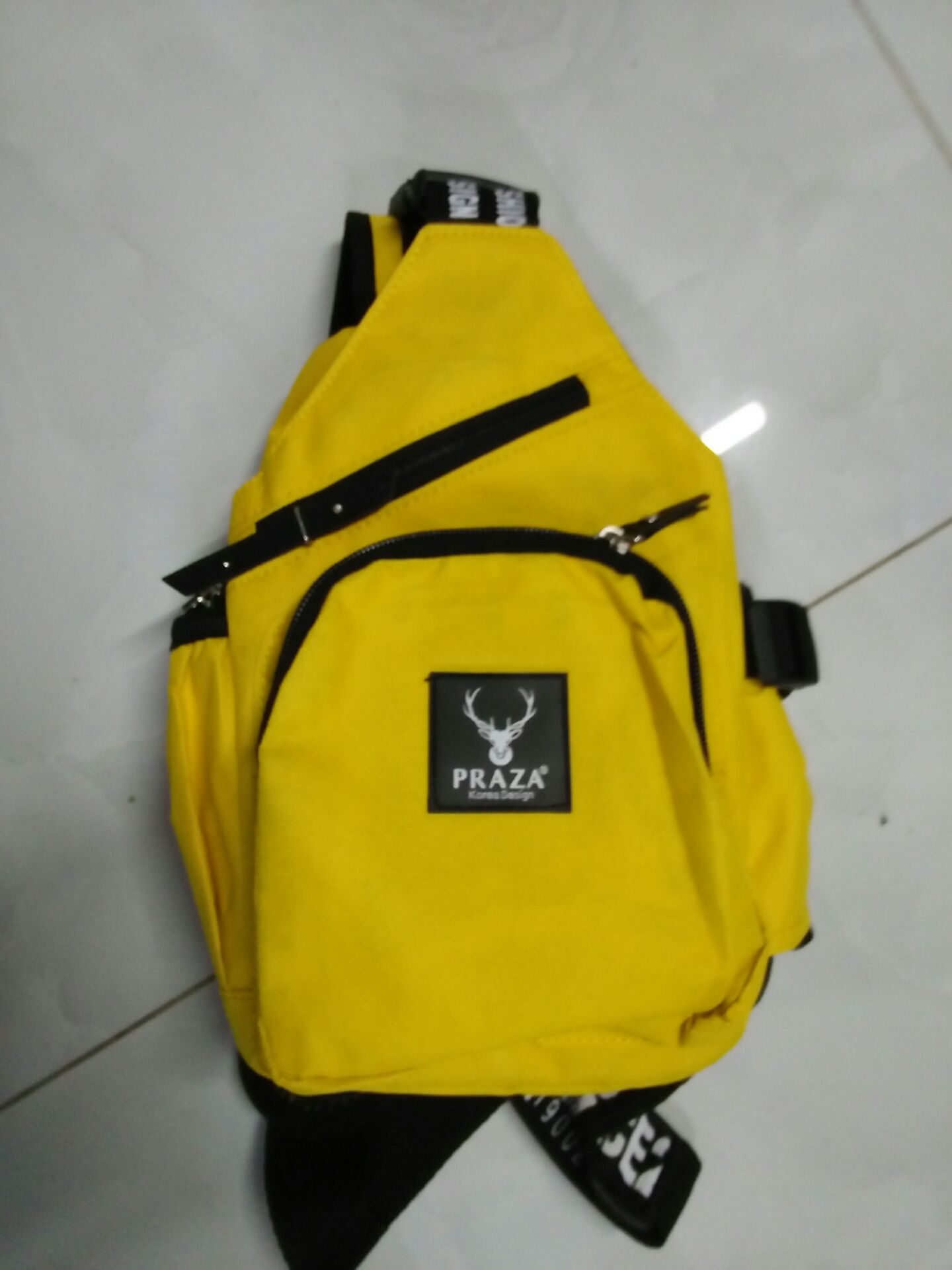 phù hợp đi làm,dạo phố,thể dục lại có chỗ để vừa chai nước mình luôn nè mấy bạn,thấy nhỏ nhỏ vậy mà đựng cũng được khá nhiều đồ tiện ích đấy.vừa gọn nhẹ lại tiện lợi lại còn quả rẻ thích lắm shop ơi!