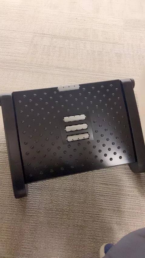 Nhựa abs chắc chắn, có gai mát xa nên thoải mái, cái ghế gác chân này dùng đỡ đau lưng phết nha mn