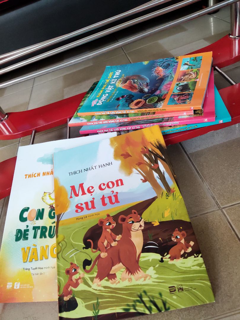 sách hay nên mua. cho các bé khám phá thế giới. minh mua cho con nhưng hay nên mua thêm bộ tặng cho cháu.  tiki giao nhanh