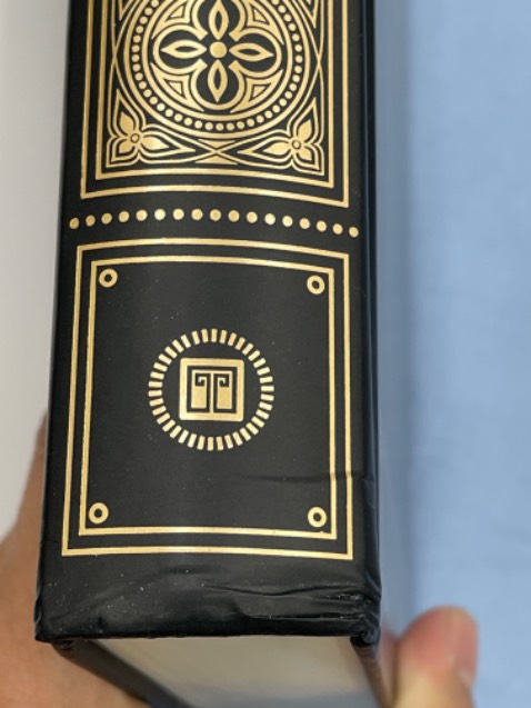 Sách bị gãy bìa rất tệ :(((( áo lót ở ngoài cũng bị nhăn rất nhiều, mất giá trị sưu tầm. Mong được tiki hỗ trợ chứ thất vọng quá ạ