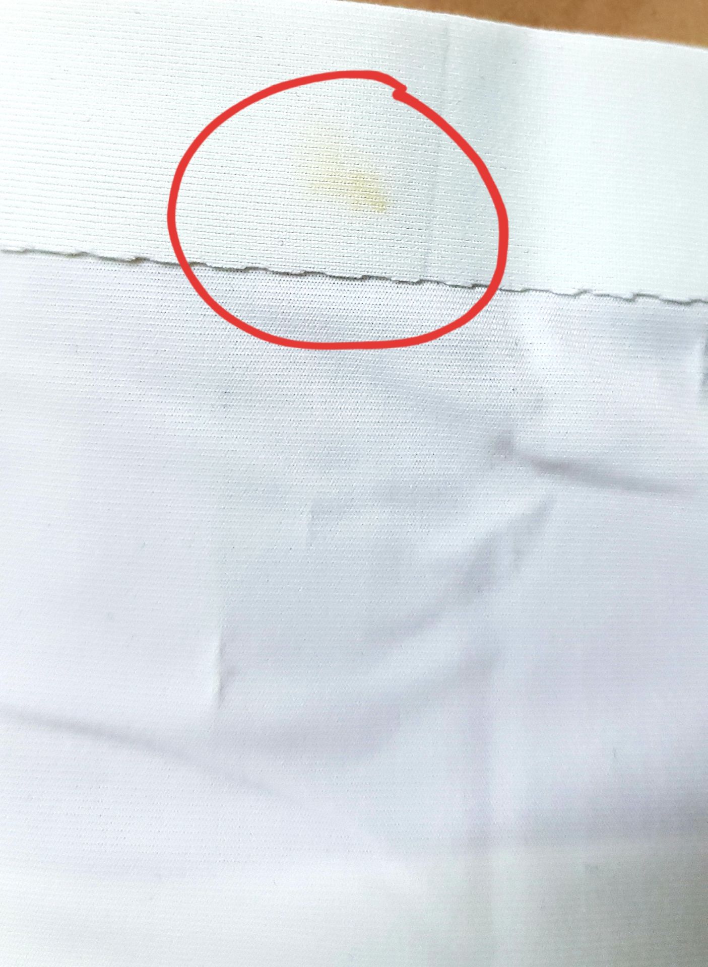 Hàng đóng gói đẹp. 4 quần màu và form đẹp. Nhưng cái màu trắng bị nhiều vết ố vàng không thể chấp nhận được. Đề nghị Tiki đổi cái khác cho tôi.