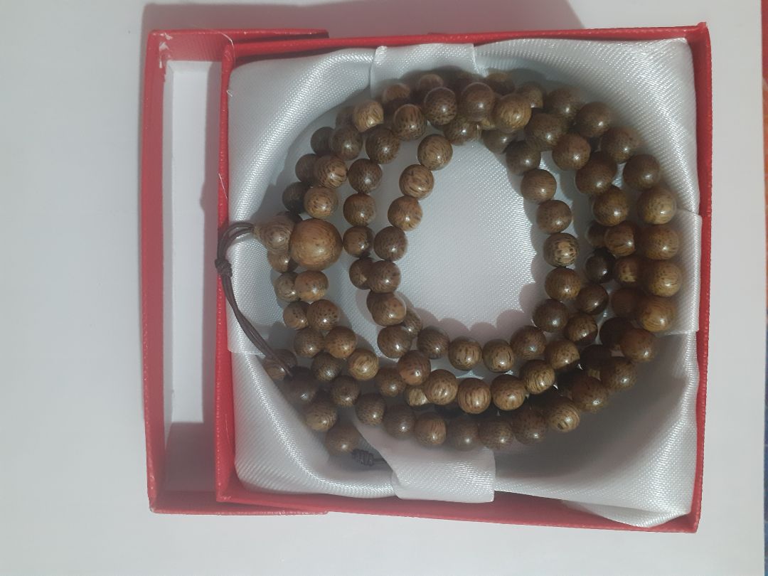 vòng tay thơm, đóng gói tốt, đẹp, nhưng mình thấy thắt dây hơi ẩu chút, nói chung tốt