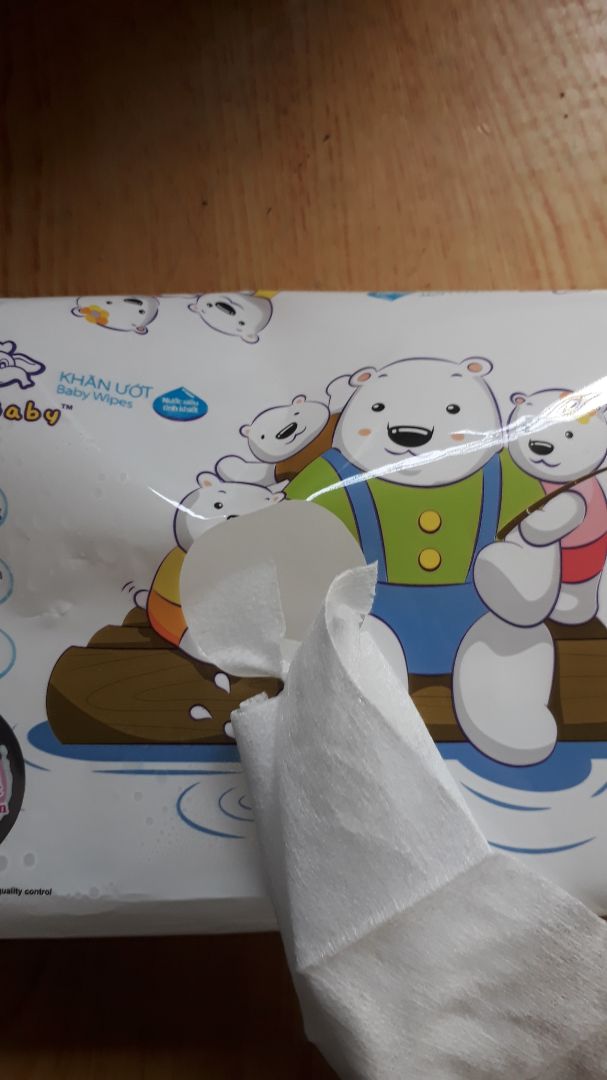 nói là khăn ướt tiệt trùng tinh khiết cho bé mà chưa thấy sản phẩm khăn ướt nào kinh dị như vậy. nhớt nhợt, bọt bèo thấy gớm. lau *** cho bé còn ko dám nữa