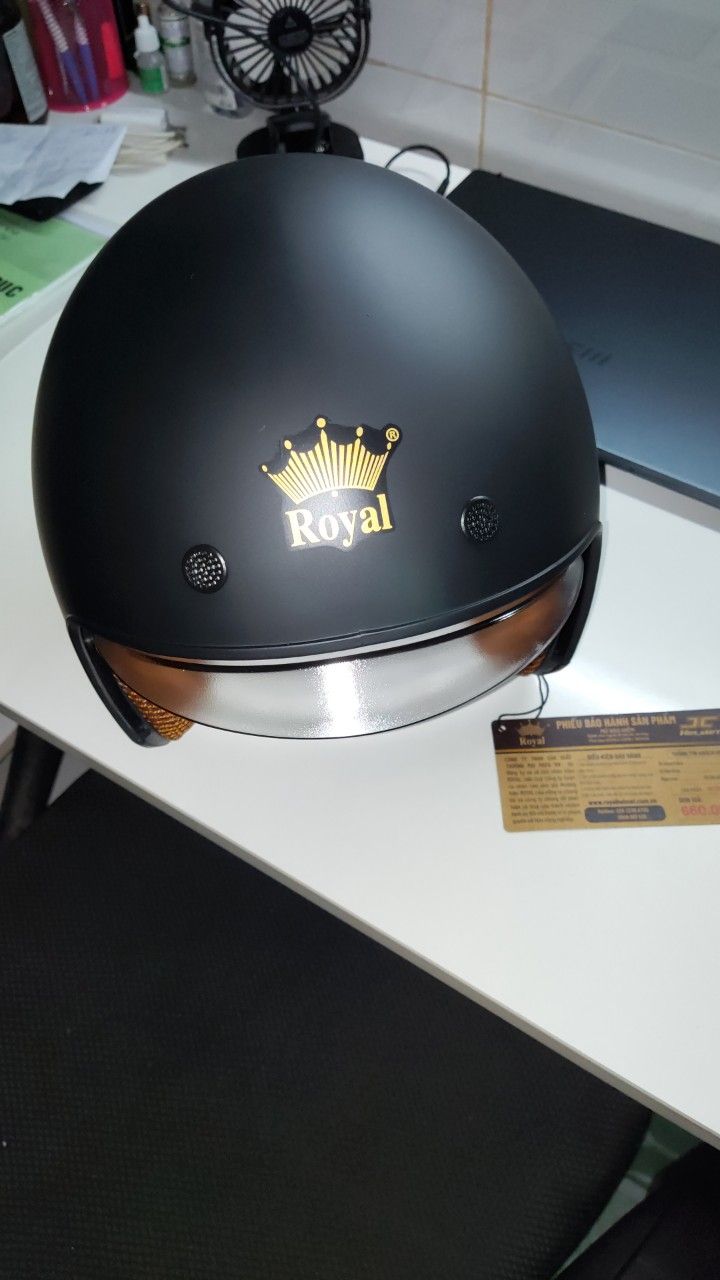 Hàng giao đúng như hình ảnh quảng cáo, đẹp, có túi đựng, đóng gói cẩn thận. Nhưng kính có vết vân tay và 1 vết gì màu trắng, có lẽ không gì đâu nhỉ. Độ bền thì chưa *** và cũng không muốn *** độ bền cũng như khả năng bảo hiểm đâu.