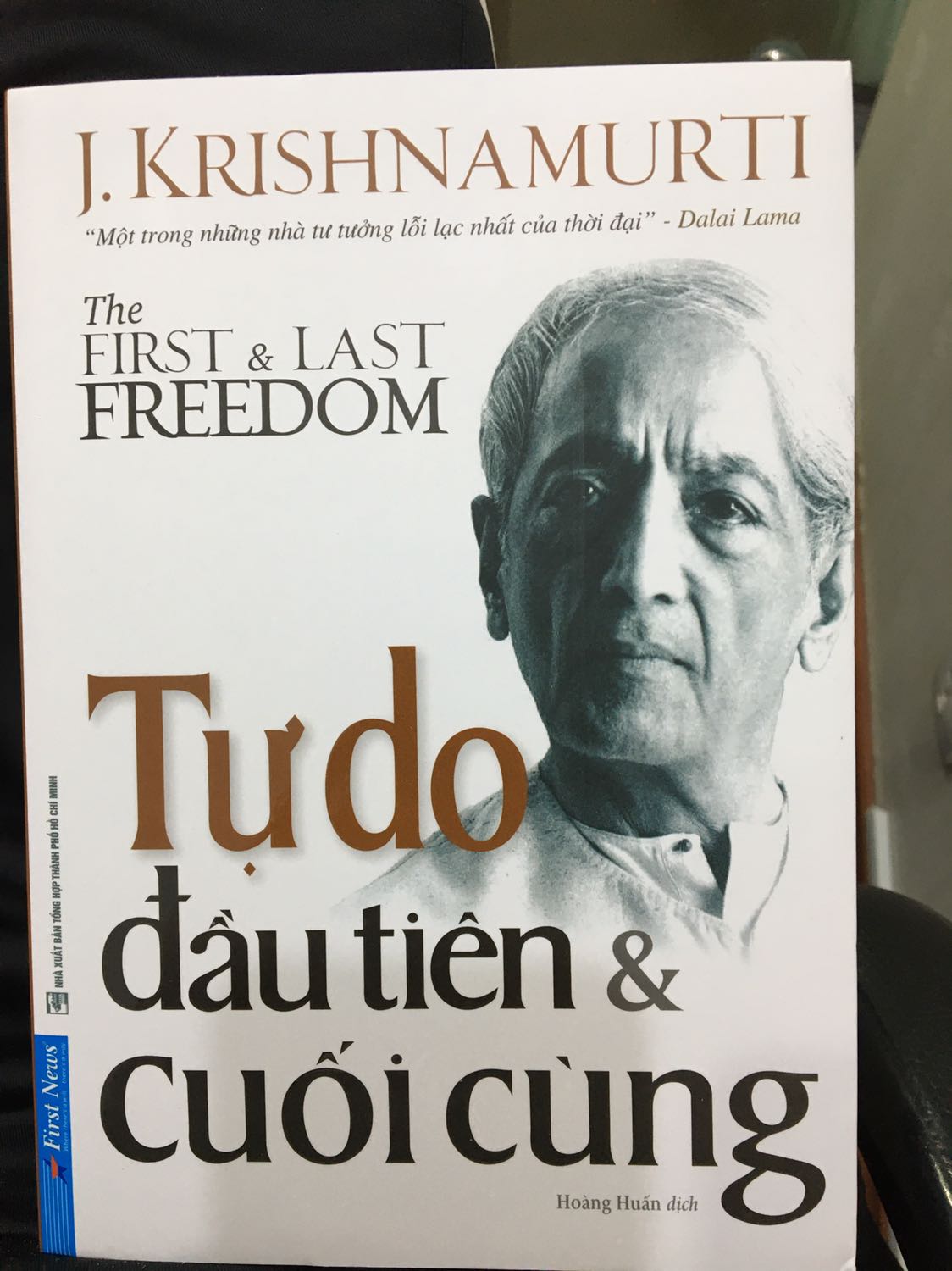 Sách rất hay, được tiền bối giới thiệu cho, Krishnamurti là một triết gia, tư tưởng của ông phóng khoáng, vượt lên trên những rào cản về tôn giáo, trường phái, chính trị,...mọi biên giới, lằn ranh mà con người tạo ra!
Nên đọc 1 lần, để ít nhất cũng làm phong phú thêm đời sống tinh thần!!
RẤT BUỒN VÌ MÌNH CÒN BOOK CARE MÀ TIKI KO BAO SÁCH CHO MÌNH!!! 
(ĐÚNG SÁCH MÌNH YÊU THÍCH, CÓ THỂ GỬI BÌA KIẾNG VỀ CHO MÌNH ĐƯỢC KO?) Sách rất hay, được tiền bối giới thiệu cho, Krishnamurti là một triết gia, tư tưởng của ông phóng khoáng, vượt lên trên những rào cản về tôn giáo, trường phái, chính trị,...mọi biên giới, lằn ranh mà con người tạo ra!
Nên đọc 1 lần, để ít nhất cũng làm phong phú thêm đời sống tinh thần!!
RẤT BUỒN VÌ MÌNH CÒN BOOK CARE MÀ TIKI KO BAO SÁCH CHO MÌNH!!! 
(ĐÚNG SÁCH MÌNH YÊU THÍCH, CÓ THỂ GỬI BÌA KIẾNG VỀ CHO MÌNH ĐƯỢC KO?)