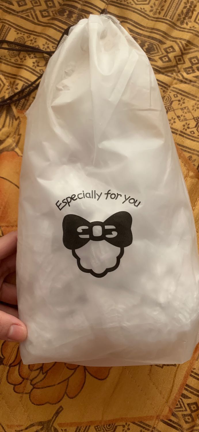 Sản phẩm được để trong 1 túi day rút tiện lợi. Dùng để bọc thực phẩm hoặc có thể dùng như nón trùm đầu khi tắm