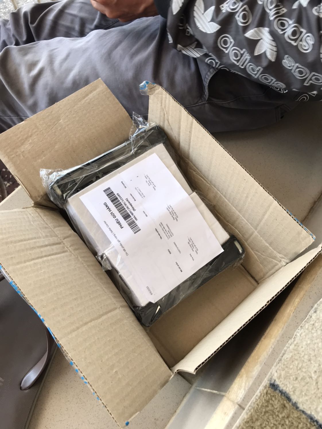 Hàng mới về, ship đúng hẹn, so sánh hai bút có chỉ số sai lệch không đáng kể. Chấp nhận được.