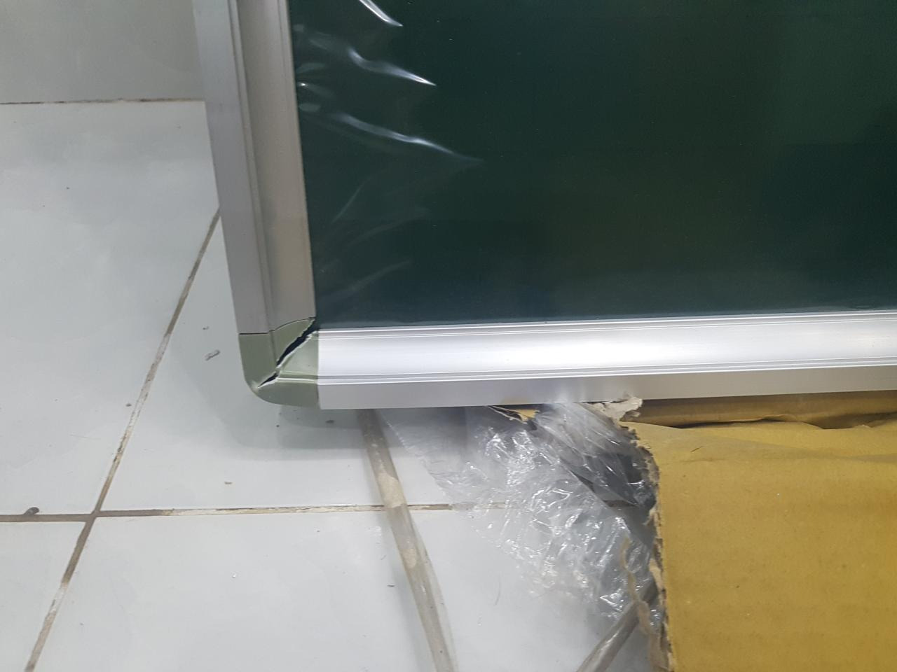 Sản phẩm tôi nhận được bị vỡ góc nhựa nên đã yêu cầu trả hàng. Tiki làm việc rất nhanh chóng về dịch vụ sau bán hàng.

Khi nhận sản phẩm đặt mua tôi cảm thấy rất thất vọng với sp nhận được mặc dù giá sp này khá cao so với các sp tôi biết trên thị trường. Độ hoàn thiện của sản phẩm rất ọp ẹp, nhất là khu vực phía sau bảng, các ốc vít được bắn vội một cách cẩu thả. Nếu các bạn có ý định mua sản phẩm của nhà cung cấp này nên ra nhà sách tham khảo trước để có quyết định đúng đắn.