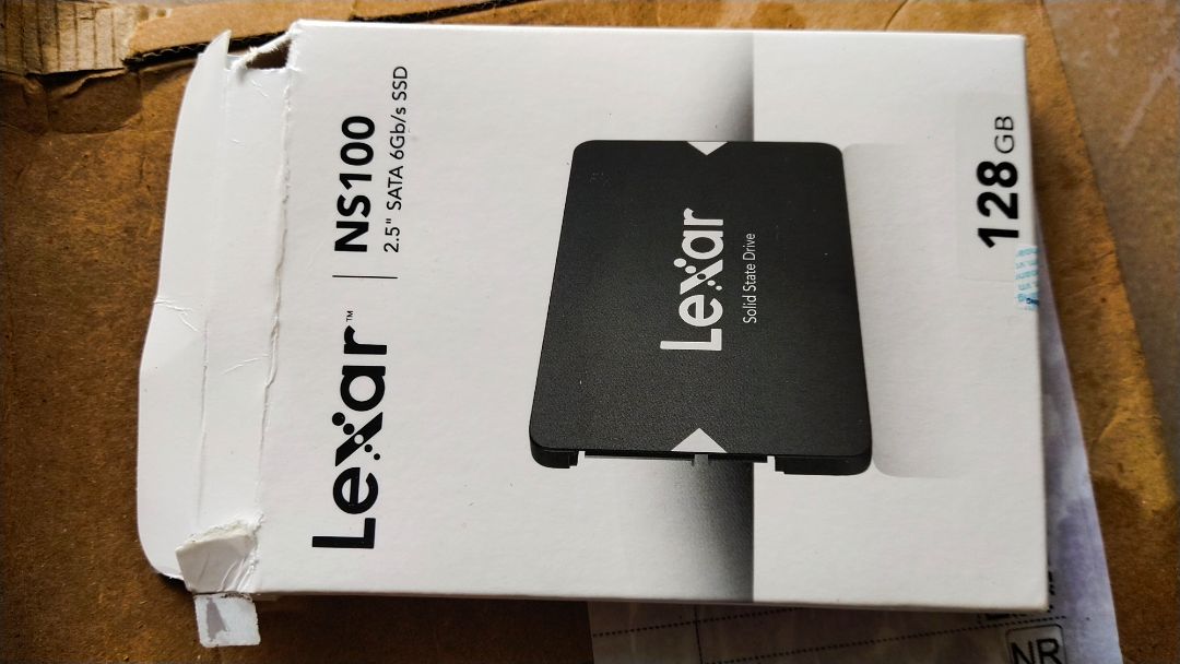 Mình vừa nhận ĐH #554009028 là 1 ổ SSD mà nv giao hàng hộp ướt nhẽm, thủng rách vào trong luôn, ngay cả box sp cũng bị ướt mềm, tờ HDSD cũng bị ướt, sp có hơi nước bên ngoài. Chưa biết sp mở có lên và sau này có ảnh hưởng hay giảm tuổi thọ gì không? Xin nhắc lại đây là sp điện tử, k có bao bì ni lông bảo vệ gì cả, chỉ có box giấy.
Tiki hướng dẫn xứ lý tình trạng này giúp mình ạ. Cảm ơn.