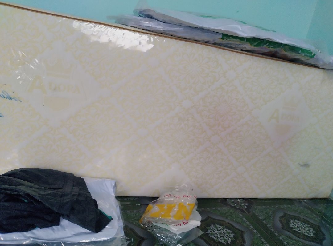 Giao hàng rất nhanh! Màu rất đẹp chỉ là bị dơ và xù lông mất tý góc! Do hết hàng nên mình không đổi nữa! Vẫn ủng hộ 5sao vì ngoài vêta bẩn thì tất cả đều tốt: nệm rất êm, màu đẹp, giá tốt, bảo hành tốt! Sẽ ủng hộ shop nữa