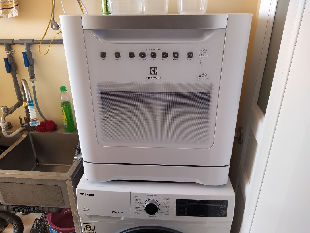 - Chi phí sử dụng hơi cao: phải chuẩn bị muối làm mềm nước, bột rửa chén, nước trợ xả để chén được rửa sạch, đồng thời tốn kha khá điện để máy chạy.
- Thời gian xếp chén vào, và lấy chén ra cũng khá vất vả so với rửa chén bằng tay.
- Chế độ Quick 30 phút rửa không sạch. chọn chế độ tiêu chuẩn 180 phút chén mới sạch.
- Bên trong máy khá nhiều bộ phận bằng nhựa, không biết có bền không.
- Mình mua giá 6,590,000 vnđ, không biết bao giờ mới lấy lại vốn máy này. Hi vọng sử dụng được hơn 10 năm để cảm thấy đáng đồng tiền một chút.