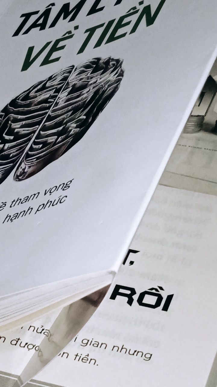 Đọc được 1/3 cuốn sách, mình có được góc nhìn rộng hơn về tiền và cách đầu tư cũng như kiếm tiền. Rút được bài học của những người đi trước, có nhiều lời khuyên bổ ích để tăng cường thu nhập cá nhân. Về cơ bản thì đây là cuốn sách đáng mua, với giá thành rẻ, bao bì đẹp, lỗi chính tả hầu như không gặp, vận chuyển thì không có bọc gói, gáy sách hơi lỗi nma chấp nhận được. Giao hàng cũng nhanh và ổn. Kết luận: Nên mua.