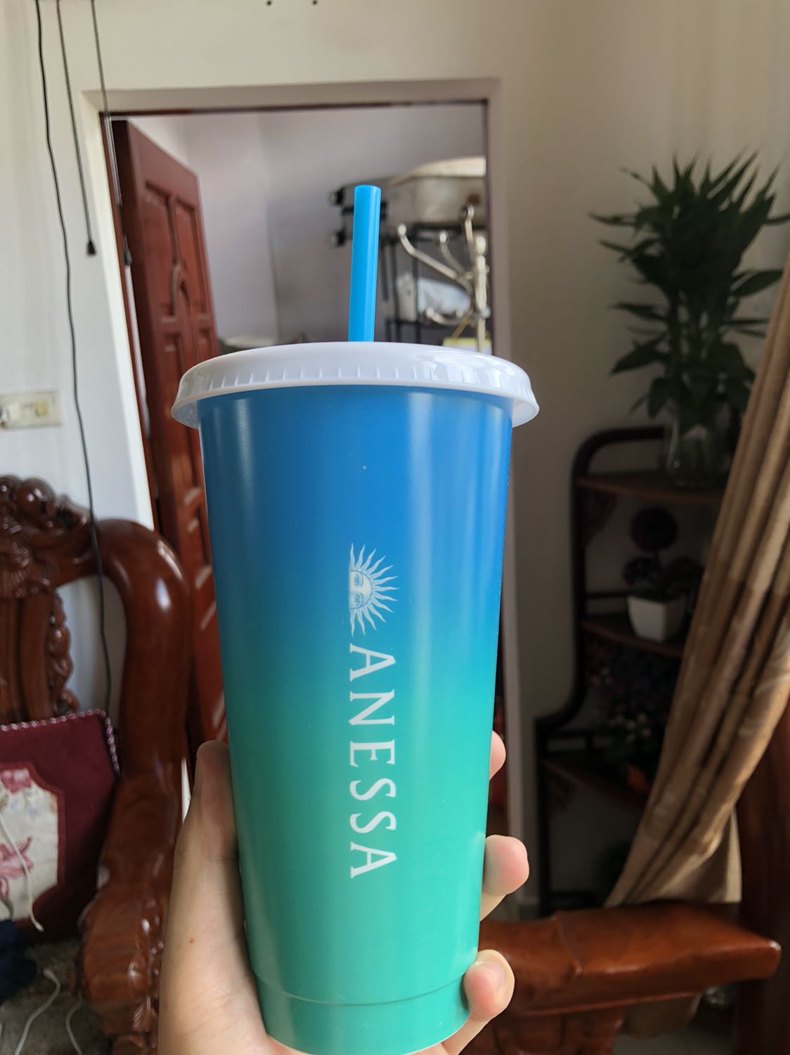 Hồi trước mình cũng dùng sản phẩm cũng hãng này rồi thấy rất ok, giờ có phiên bản mới cũng rất nhiệt tình ủng hộ. Sản phẩm có hương thơm hoa quả nhè nhẹ, kết cấu sản phẩm lỏng trắng đục thấm nhanh trên da. Thành phần còn giúp dưỡng da, giúp kiềm dầu tầm 4-5 tiếng đồng hồ phù hợp với da dầu. Mọi người có thể mua để trải nghiệm sản phẩm nha