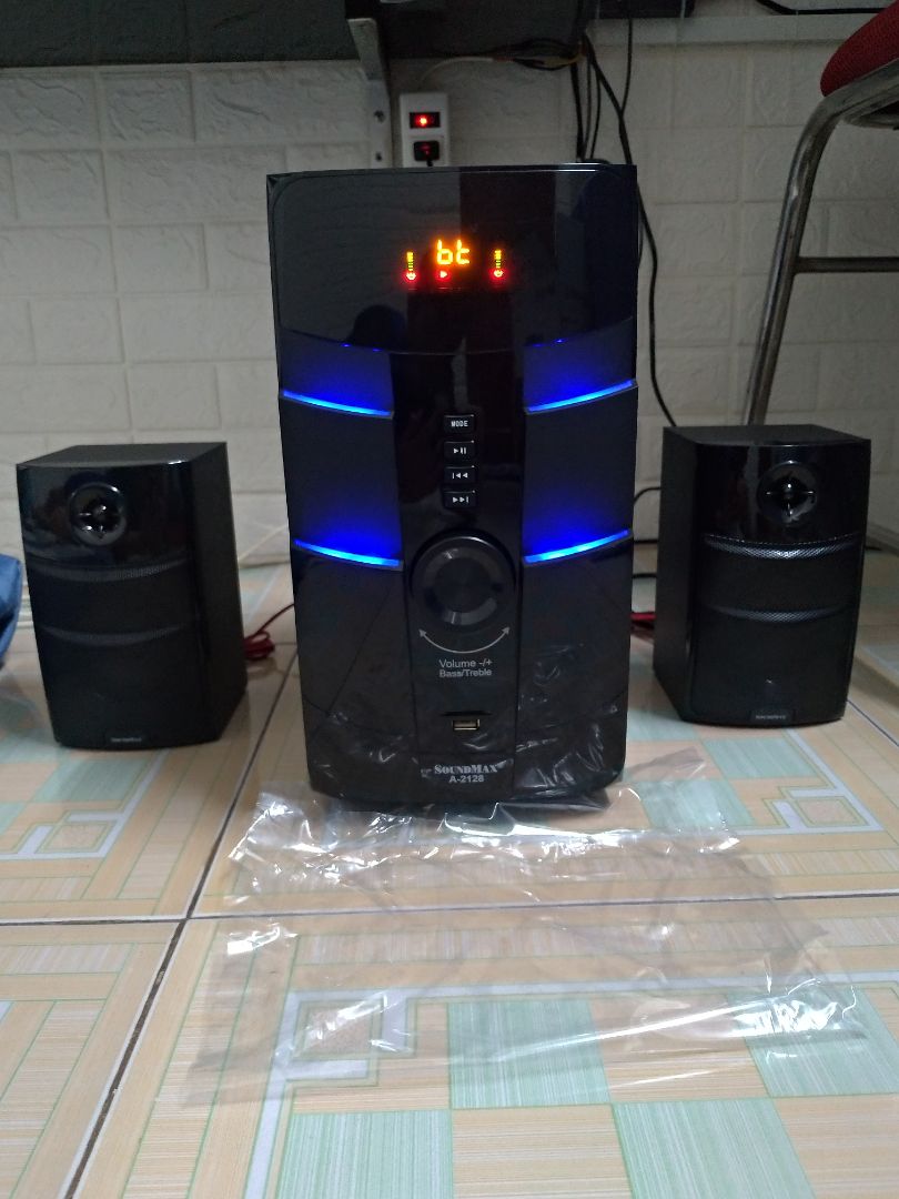 Loa chạm vào bị điện giật !
Vừa nhận loa trưa nay...cắm vào *** thử loa bị ù...cứ nghĩ là do loa vệ tinh cắm dây chưa ăn nên thử cắm lại vô tình chạm vào những ốc vít phía sau loa thì bị điện giật...mình có dùng bút thử điện thử lại thì toàn bộ ốc bắt sau thùng loa kể cả 2 đầu cắm jack hoa sen đều có điện ! 
Mình muốn đổi lại sản phẩm khác nhờ Tiki giải quyết dùm mình !