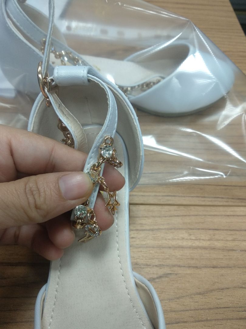 phải nói là đẹp,mềm , êm chân bé, lấp lanh, xinh lắm mn ạ