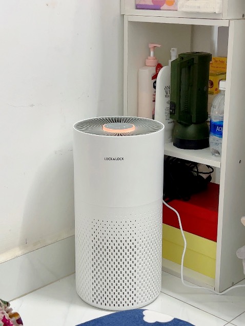 Máy xài rất tốt, đáng đồng tiền bát gạo mua.
Mình từng đắn đo giữa máy lọc không khí của LocknLock và Xaomi, cuối cùng mình chọn mua LocknLock ngay ngà sale được giảm giá chỉ còn dưới 2tr
Mua lâu rồi mà hôm nay mới lên review được vì sau 1 tháng sử dụng thì thấy quá là ưng, lọc không khí 3 mức độ, mức Sleep êm dịu vô cùng không 1 tiếng động, còn chỉnh hẹn được thời gian tắt nữa.
Vì là sử dụng nút bấm cơ nên dù Mẹ mình lớn tuổi vẫn sử dụng dễ dàng nha, máy còn có thể lọc mùi nữa đó. Nên mua nha mọi người.
Chính sách Bảo hành trên Tiki thì quá ưng luôn khỏi bàn nè