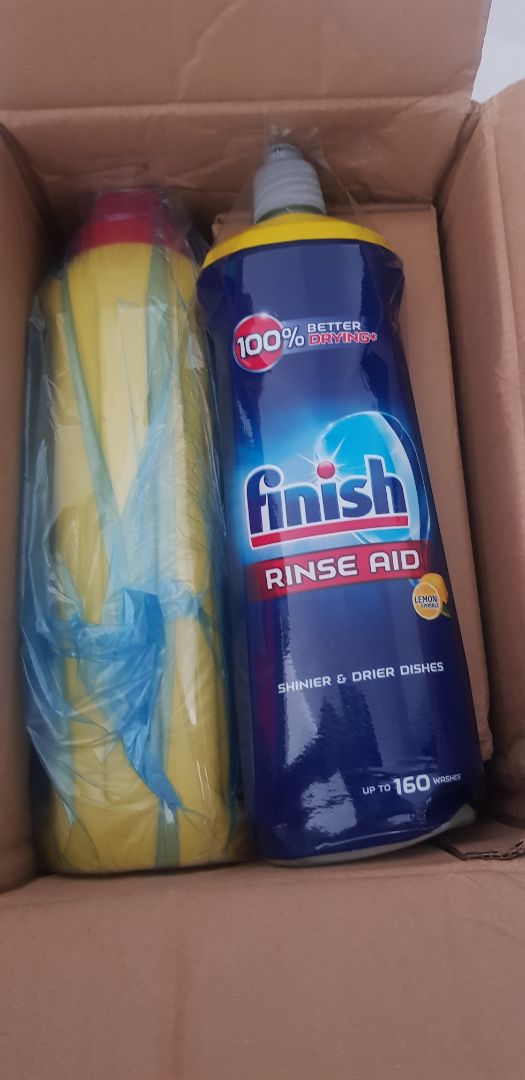 Đóng gói thiếu chèn lót làm vận chuyển móp đáy chai nước bóng, không đặt đứng chai được nữa.