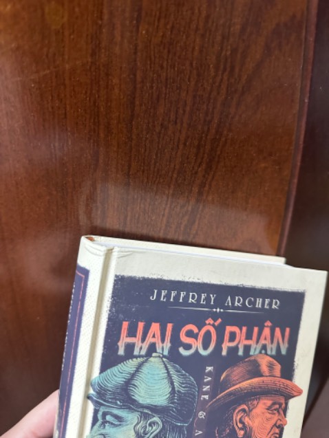 Sách được bọc lại nên còn mới. Còn phần góc sách này thì bị móp mất 🫥