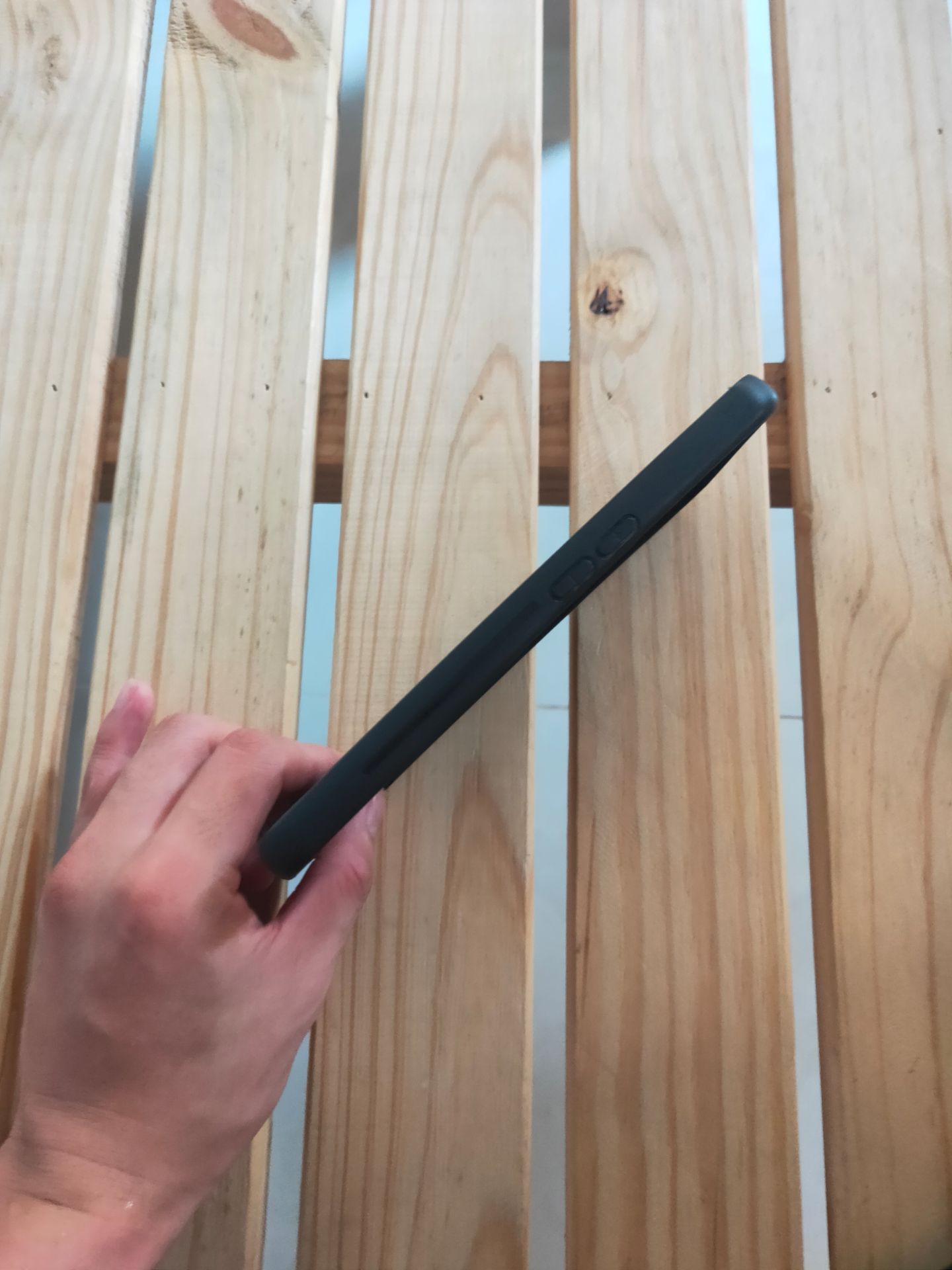 Ốp giống miêu tả, cạnh vuông, lưng ốp là kính nên sẽ dễ bám vân tay ,bụi ,lâu ngày xước sẽ hơi xấu, mọi người cân nhắc ,còn lại thì mặt hàng đạt yêu cầu, giá này thì cũng hơi chát.