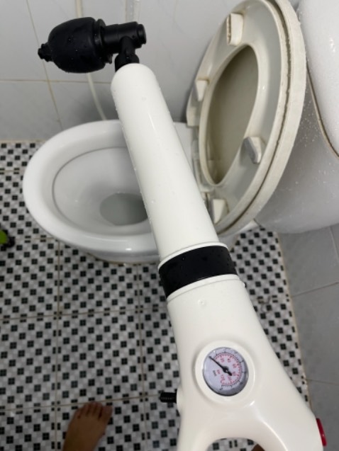 Mua áp dụng mã giảm giá của tiki còn 136k. Dễ xài lắm, lấy cái hj bbơm kèm theo bơm vào súng như bơm xe đạp. Có 8 mức, nếu thông bồn cầu thì bơm mức 3 thôi. Bùm 1 phát thông thoáng ngay 1 lần duy nhất. Cái bọn thông cống toàn hù là bắn hư bồn cầu này kia để mình thuê tụi nó. Súng này bản chất là thổi hơi, bơm mức 3 bắn vào da chân chẳng sao, bắn tờ giấy A4 chỉ làm giấy bay ra xa chứ ko rách, vậy thì bể bồn cầu thế đ nào được.
Nhà nào tắc ống sàn nhà tắm thì bơm mức 3, nếu không thông thì bơm lại mức 4 xem thử, k được thì tăng dần. Vì độ dài ống mỗi nhà khác nhau.

Nói chung là thổi hơi, dễ xài, rẻ, súng xài mãn đời ngon lành.