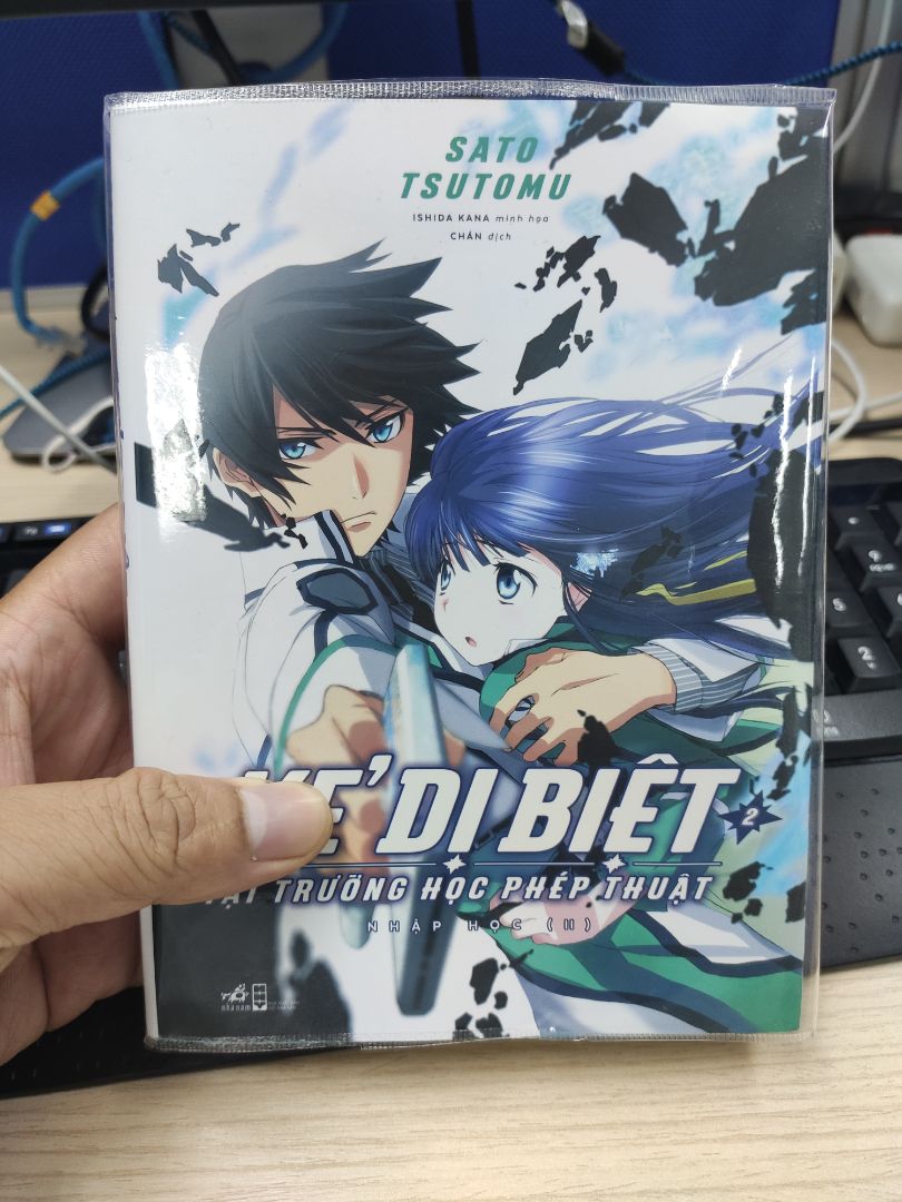 Nói chung là bookcare xộc xệch, vết cắt thì xéo, mà phía trên hở đầu, phía dưới hở ***. Hôm nay nhận sách 2 lần, một cuốn thì đàng hoàng khỏi chê, mà một cuốn thì như hình đó.