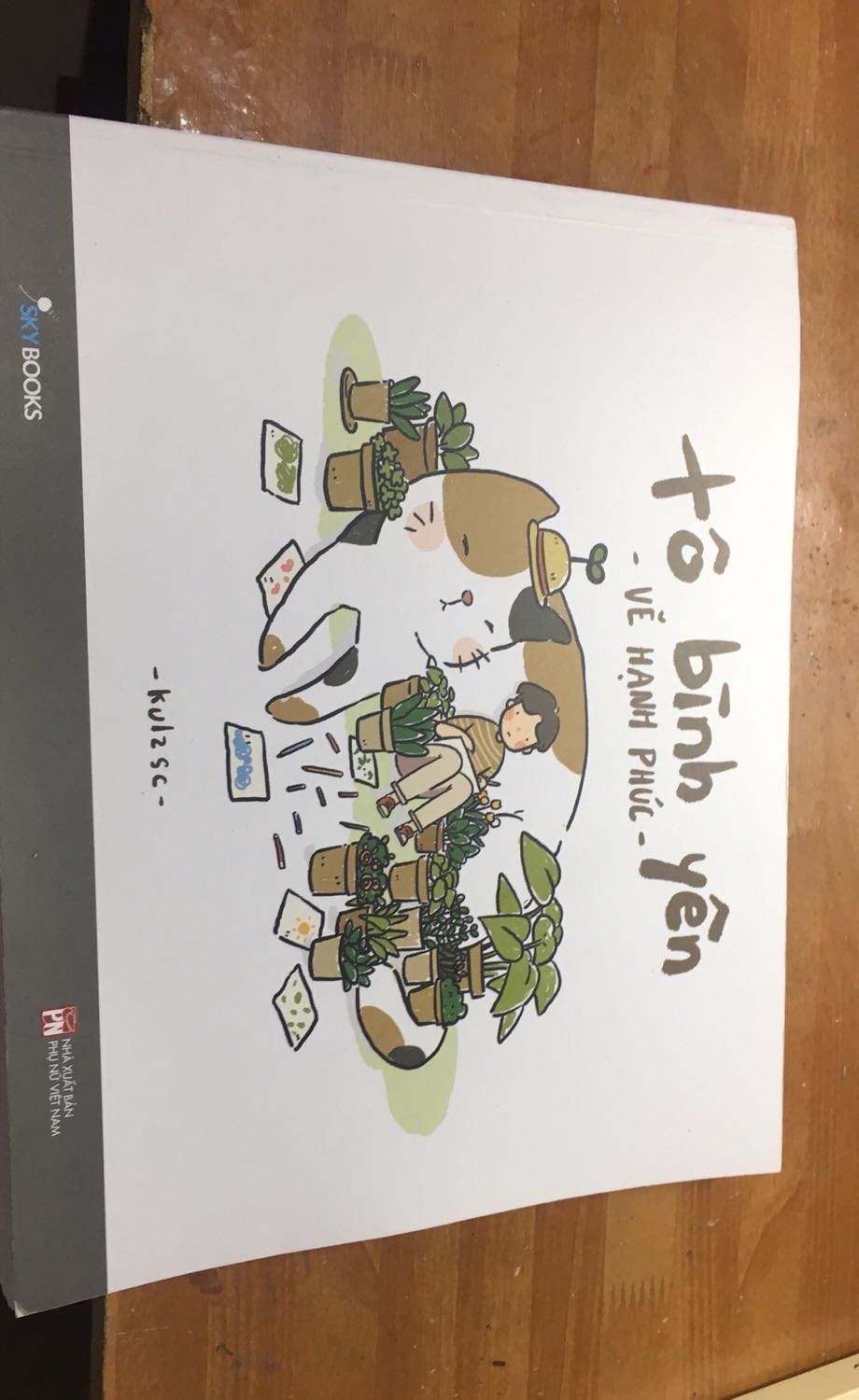 Nét vẽ của anh này mình mê lâu rồi mà bây giờ mới mua đc, trang sách giày (có thể tô màu chì, màu dạ, màu nước), nét vẽ cute, rõ nét. "Tô bình yên vẽ hạnh phúc" thì nghiêng về tô nhiều hơn và phần truyện cx ít hơn. "Mình chỉ là người bình thường" kết hợp cả tô màu, vẽ, viết, trang trí, tương tác (dán ảnh, thêm chi tiết, viết ước mơ hay các điều khác) và cốt truyện đa dạng (như là nhật kí của tác giả khi còn đi du học, đã về VN và các bài học hữu ích). Dù sao 2 quyển này mình rất mê và hợp ý mình. Shop đóng gói kĩ lắm, giao hàng hơi lâu (đặt 11, 18 giao) mà ko sao, chắc do dịch bệnh nên bỏ qua cho shop 5*.