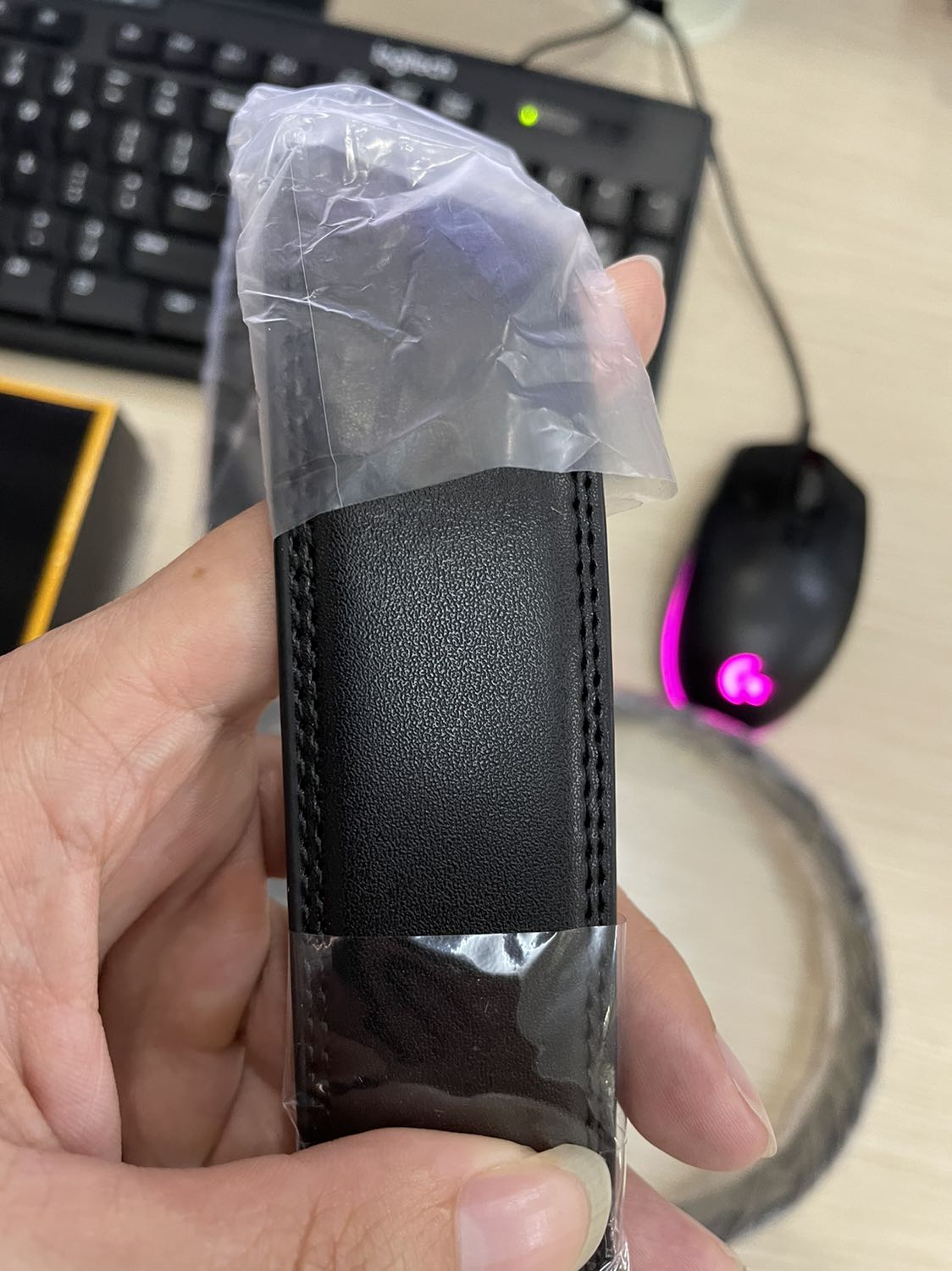 Hàng ổn trong tầm giá, mặt mới nên nhìn khá ổn, lâu thì không rõ. Phần răng khoá làm dài về phía mặt tầm 5-7cm nữa là đẹp khỏi phải cắt. Mua giá sale 159k thanh toán giảm 50k nữa, vậy là 110k cho sản phẩm này ok.