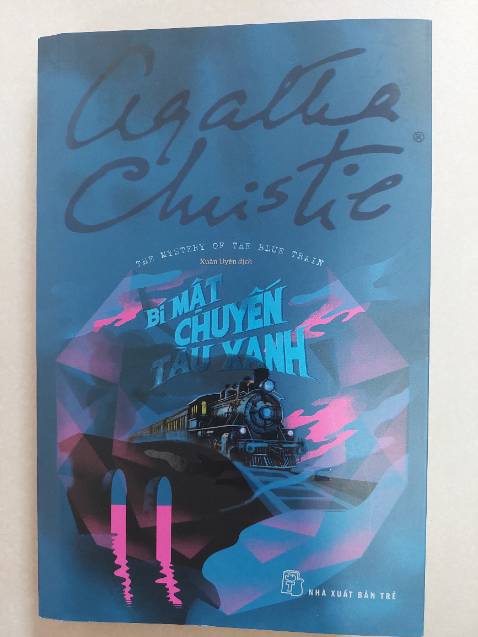 Cái chết con gái nhà triệu phú người Mỹ trên chuyến tàu tốc hành băng qua nước Pháp dấy lên nghi ngờ của cảnh sát xung quanh người tình và người chồng của cô. Khi thám tử Poirot, người cũng có mặt trên chuyến tàu vào cuộc điều tra, một gợi ý nhỏ dành cho ông cuối cùng lại là nút thắt để tìm ra hung thủ thực sự của vụ án.