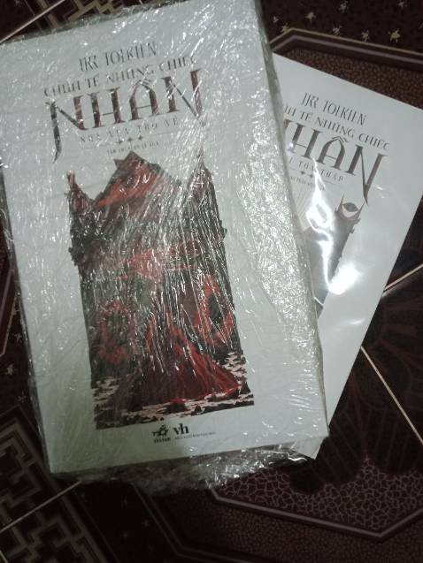 Đặt hàng giao siêu nhanh, sách còn mới và nguyên vẹn, sách được tái bản năm 2022, đằng sau mỗi cuốn đều có bản đồ giống như nhau, nội dung thì không cần phải bàn rồi, được dựng thành phim luôn, cảm ơn Tiki vì sản phẩm này.