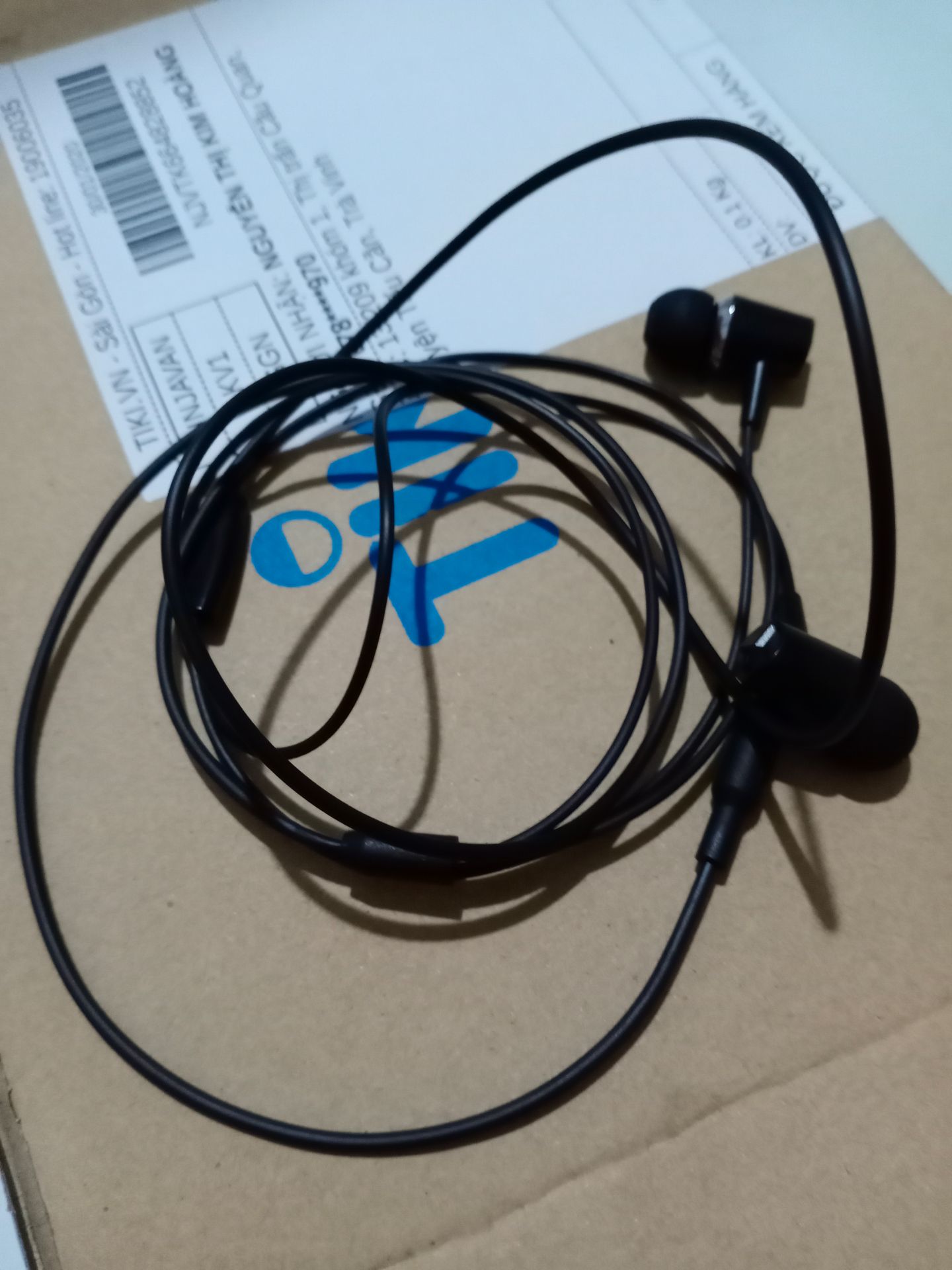 Lần đầu mua hàng trên mạng, mà thấy sản phẩm giá hơi rẻ nên cũng không tin tưởng lắm mà chất lượng thật bất ngờ, giao trước 2 ngày, nghe khá tốt không tai nào bị hư hỏng hay không nghe được, nghe nhạc 8D cũng khá tốt, khuyên mọi người nên mua ☺️☺️☺️