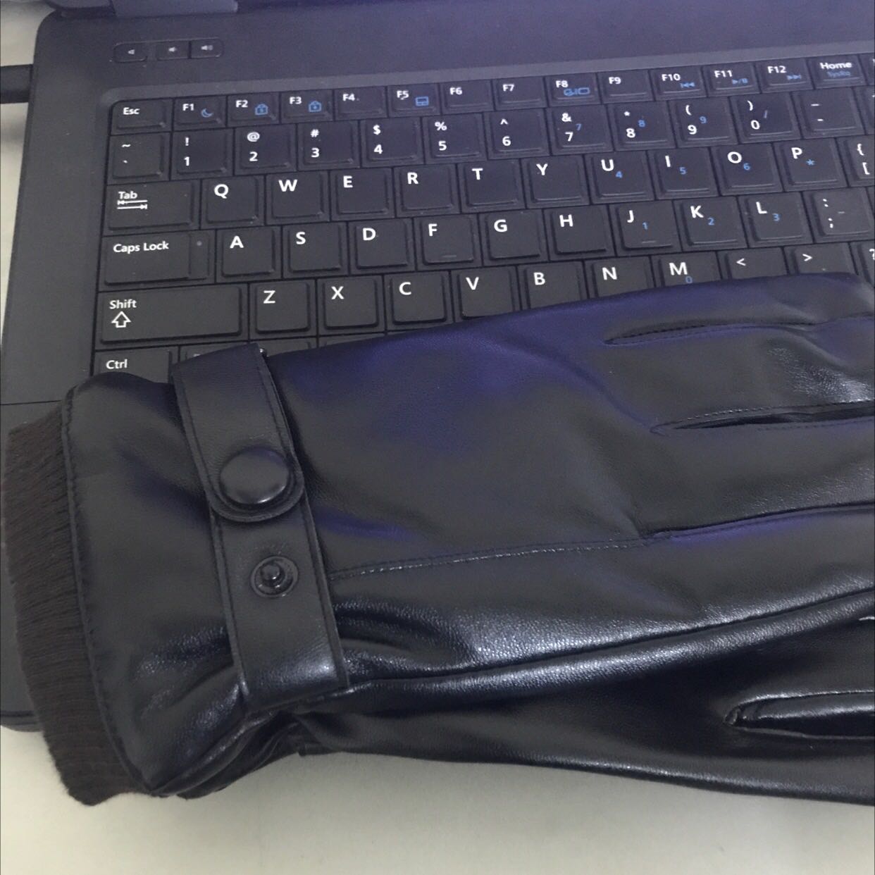 Găng tay da tốt dùng ok. Da mềm mại có lớp lót. Cảm ứng điện thoại tốt. Sản phẩm đáng mua. Ủng hộ shop 5 sao. Cảm ơn shop.