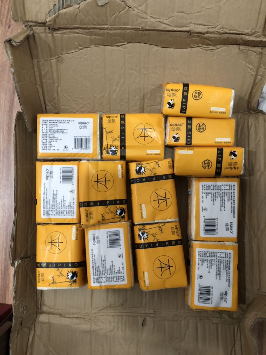 Giao thiếu hàng. Chỉ có 13 gói thay vì 15 gói như trong mô tả. Có 5 gói bị rách bao bì ngoài như bị chuột gặm. Đề nghị bên Tiki hoặc bên shop liên hệ để giải quyết. Mình rất không hài lòng vì đây là sản phẩm giấy ăn, liên quan đến vệ sinh mà bao bì bị rách cũ như chuột gặm mình không thể dùng. Chưa kể giao thiếu hàng.