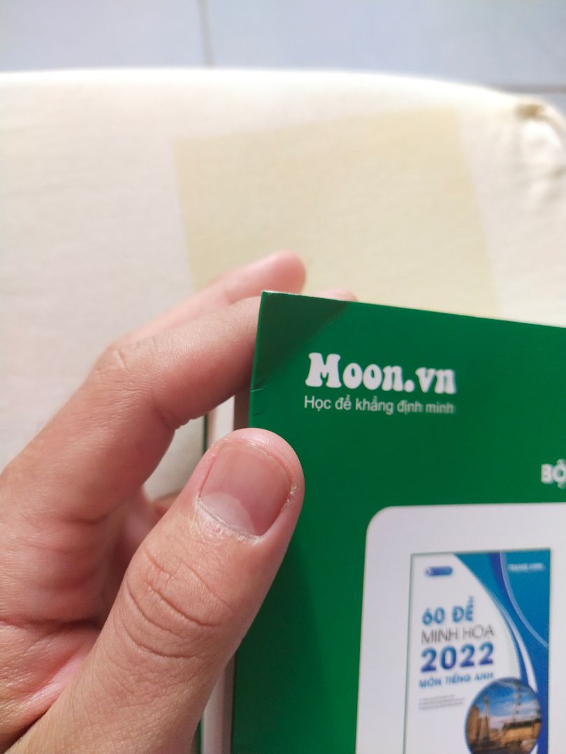 Đây là quyển sách đầu tiên mình mua của cô Trang Anh, quả là giống như những đánh giá có cánh tích cực mình từng nghe từ các bạn và anh chị đã từng mua, sách rất "hấp dẫn". Sách nặng và dày hơn mình tưởng tượng, màu xanh trang trí rất đẹp mắt. Sách có hướng dẫn tra ID rõ ràng, nội dung khá nhiều trải rộng hơn 30 chuyên đề Anh ngữ, kích cỡ chữ vừa phải dễ đọc và cách khai thác và trình bày nội dung thì không có gì để chê. Mua sách còn được tặng kèm Flashcard của nhà Moon nữa! 

Khen nhiều nhưng chê thì vẫn có nha. Mua sách của Tiki đã nhiều lần nhưng lần này mình khá thất vọng về cách đóng gói Sách. Sách không được bọc bên ngoài nên các góc sách bị nhăn, bị méo hết. Mình rất thông cảm nhưng mong lần sau Tiki sẽ đóng gói Sách kĩ lưỡng hơn để sản phẩm có thể sạch nhất, đẹp nhất khi đến tay độc giả 🤗.