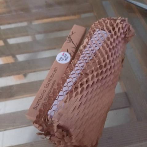 kem đánh răng dùng rất thích, đánh rất sạch 
hương quế thơm mát
shop đóng gói cẩn thận đẹp mắt
còn tặng chiếc bàn chải siêu yêu nữa
sẽ ủng hộ tiếp nhé shop