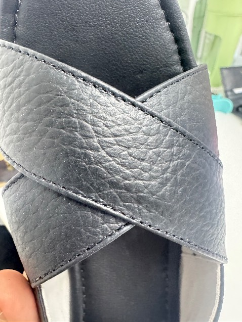 Giày rất nhẹ và êm. Đường may kỹ.