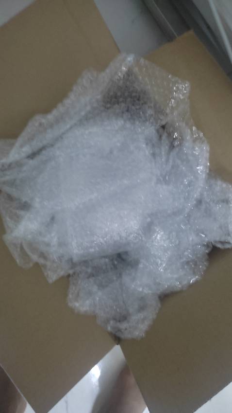 Tiki Now giao hàng nhanh, hàng đóng gói cẩn thận. Quà tặng kèm khuyến mãi nhìn có vẻ giống hàng mẫu, hàng trưng bày vì đã bị sử dụng khoảng 2/4 của chai.