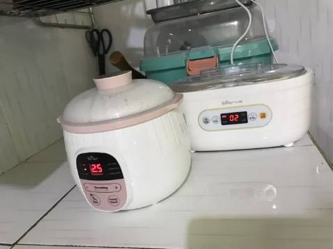 Nồi xinh xỉu luôn á, kết hàng của bear đợt mua máy làm sữa chua ta nói xinh lung linh lại rất tiện dụng
Nồi này chưng yến dạng lỏng đee cấ hủ nhỏ tủ lạnh ăn dần là ngon hết sảy ạ. 
Nấu cháo cho bé thơm ngon mà k mất dưỡng chất
Chỉ là nồi loại này bé chỉ làm được 2 việc trên thui ạ. Nhà đông người mua loại 2l trở lên gốm tử sa cũng siêu tuyệt đó ạ