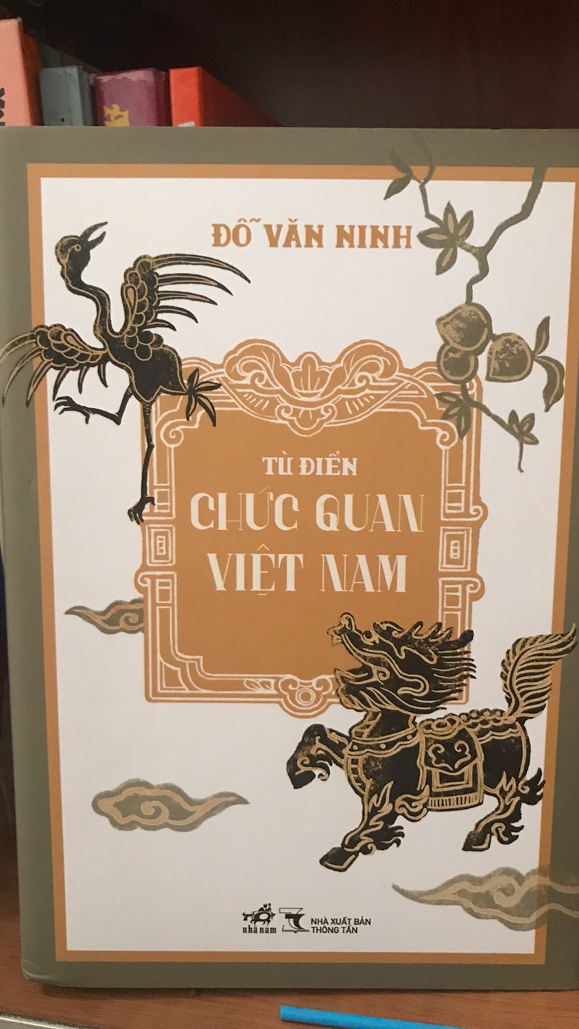 Đúng như tên gọi, nó là một cái từ điển. Ban đầu tưởng đặt tên vậy thôi, tưởng bé bé xinh xinh đọc cho vui ai ngờ nó vừa to vừa dày. Khúc đầu ghi các chức quan và tên Hán của nó, khúc sau giải thích từng chức. Mình cảm thấy cái này khó đọc vì nó không xếp theo trình tự thời gian. Tiki giao sách đúng hẹn, sách còn rất mới.