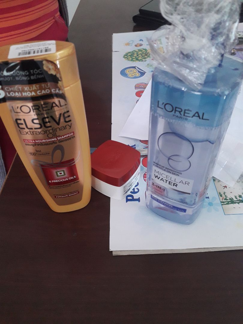 U là trời, mua có 1 chai tẩy trang mà vừa được giảm giá vừa được tặng mớ quà. Loreal chơi vậy là chết em rồi. Tẩy trang Loreal luôn chất lượng khỏi nói rồi mà hàng tặng kèm chưa dùng thử nhưng trông xịn sò thật sự. 
Công nhận Tiki ship nhanh bị bất ngờ, đặt chiều thứ 7 mà trưa thứ 2 đã giao haha