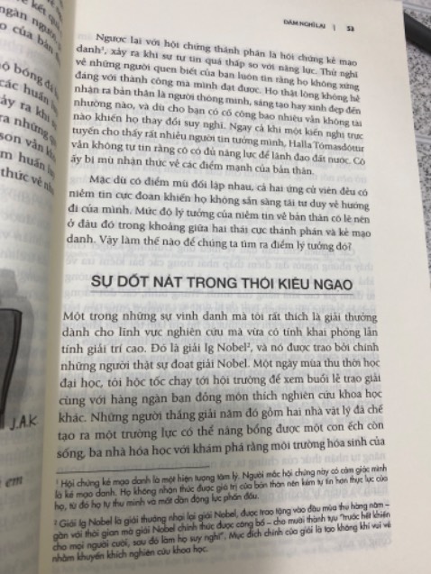 Đang đọc đến gần hết chương 1 thì tôi phải viết bình luận này ngay.
- Hành văn đơn giản, chi tiết, nhiều ví dụ thực tế nên người đọc dễ dàng hiểu được thông điệp muốn truyền đạt.
- Ngôn từ thẳng thắng. Với mình thì những từ tác giả dùng đủ mạnh như cái tát để cảnh tĩnh những người đang theo lối mòn tư duy.
- Trong bài tác giả đã đề cập rất nhiều hội chứng tâm lý và giải thích rõ những khái niệm này.
- Phần chú thích cũng là điểm cộng lớn cho cuốn sách này.