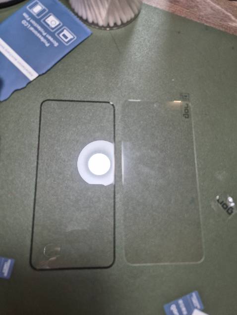 Kính mỏng hơn kính có viền đen mua ngoài chợ.
Kính có viền vân tay không sử dụng được.

Kính gor này mình gắn cho galaxy s24 hoạt động vân tay hoàn hảo. Có đục lỗ cho camera trước, chụp ảnh đỡ loe sáng.

Cá nhân mình thích kính này hơn kính nillkin, dày dặn hơn(dù kính nilkin mắc tiền hơn).