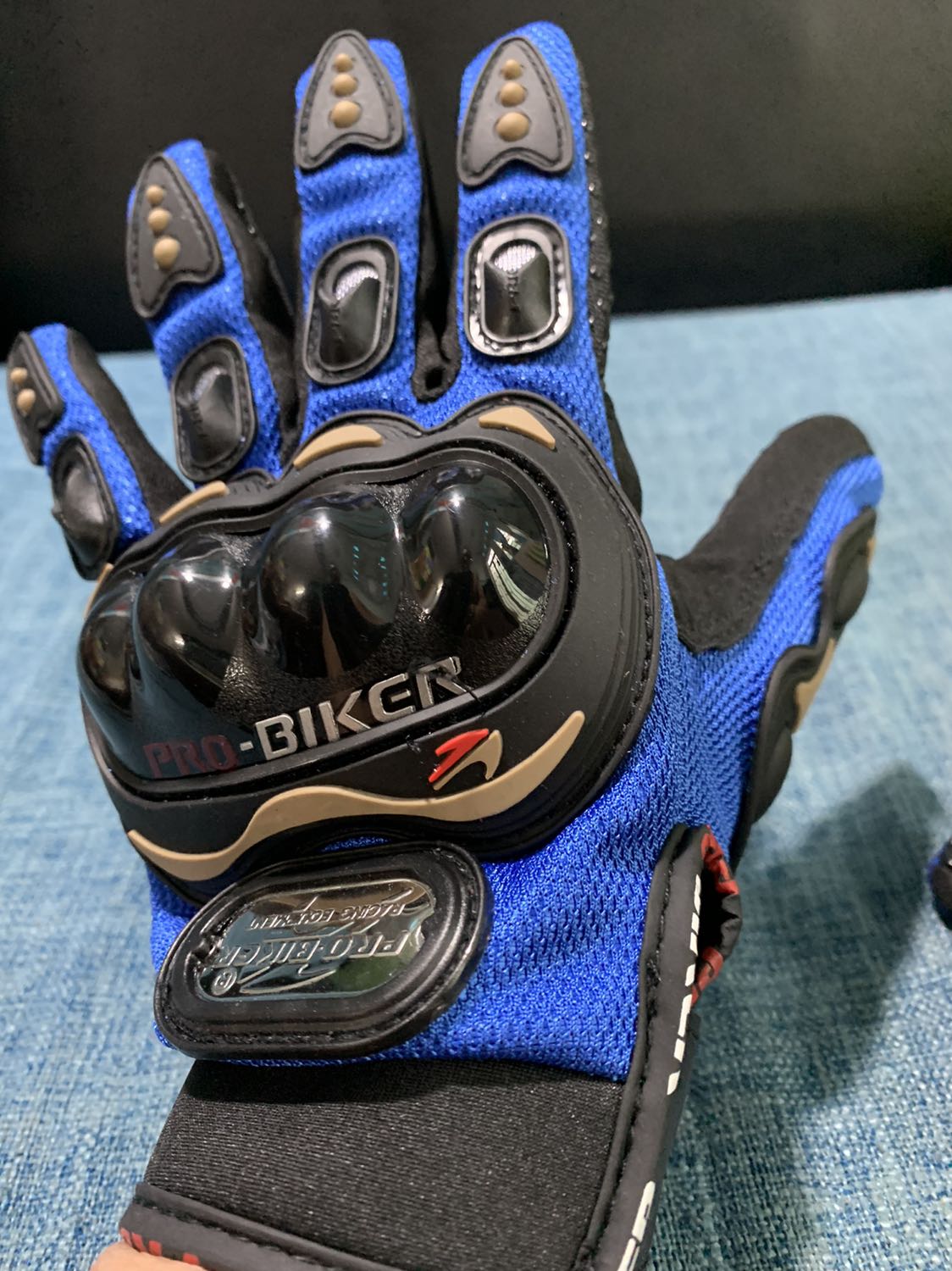 Cách đây 1 năm tôi đã mua một đôi găng cùng kiểu. Rất chắc chan va siêu bền như Shop đa quang cáo nay mua thêm tặng bạn. Giao hàng rất nhanh Cách đây 1 năm tôi đã mua một đôi găng cùng kiểu. Rất chắc chan va siêu bền như Shop đa quang cáo nay mua thêm tặng bạn. Giao hàng rất nhanh