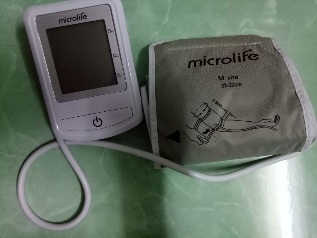 Do nhà mình đang ở là nhà thuê, chủ nhà ngăn ra từng căn để cho thuê, vô tình có 1 bạn cùng tên với mình ở đó (mình không biết). Tiki giao hàng không hề gọi điện số đt mình đã cho, cứ quăng ngay địa chỉ nhà đó, có bạn cùng tên nhận luôn, rồi bạn đó gọi vào số đt mình hỏi tại sao chị đặt hàng mà cho địa chỉ nhà em???? Tôi đang ở địa chỉ này mà, bạn kia cũng cãi là địa chỉ nhà em, xong hẹn nhau ra, thì cùng 1 chủ nhà, cùng số nhà, không ai biết ai, không quen nhau. Đặt xong đơn hàng thấy chi tiết giao trước 17h, chờ mãi không thấy, mình định chạy ra cửa hàng thiết bị y tê gần đó mua luôn cho rồi vì mình đang gấp gửi cho người thân, may cho Tiki là bạn kia chủ động gọi cho mình ra nhận lại. Mình thường xuyên đặt hàng online giao địa chỉ nhà riêng,  các bạn đó luôn luôn gọi trước.nên rút kinh nghiệm