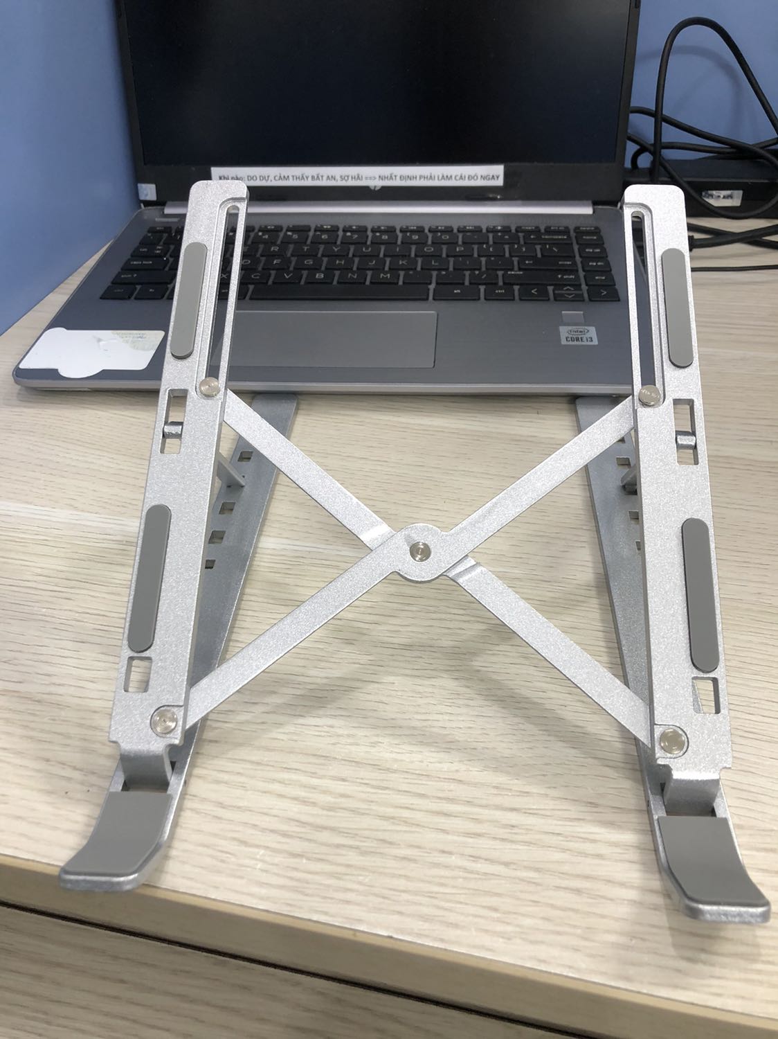 Giá cứng cáp, khá nặng. Mn lưu ý, để lap chắc chắn, dù chân bên trái hơi lỏng nhưng để lap lên thì ok. Đệm chống trượt ok, lap 13inch để vừa. Ko bị trượt trên mặt bàn, bám chắc. Các chi tiết, khớp nối cứng cáp 
Nói chung sp ok