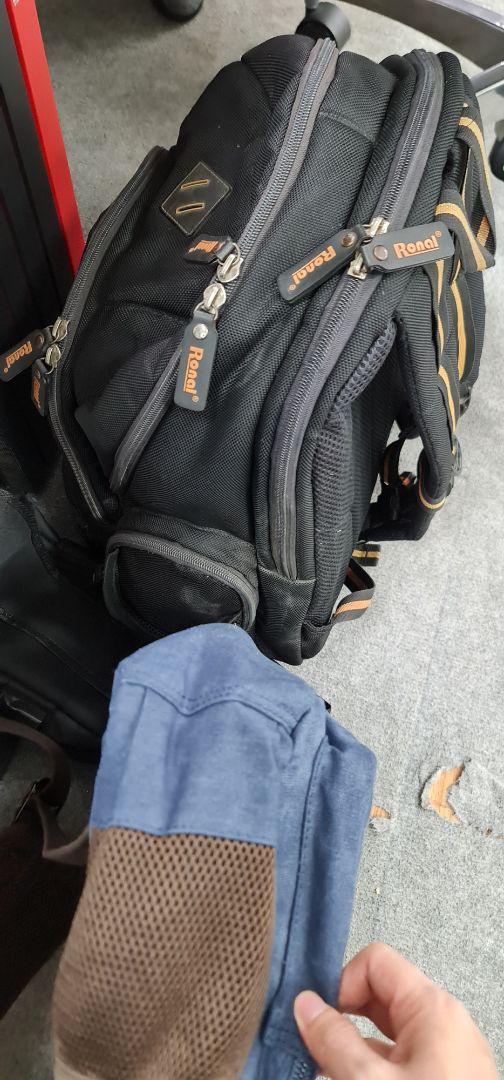 sản phẩm dùng ổn, chắc chắn, khóa kéo dễ dàng, vỏ ngoài dày dặn, hơi chán là vải bên trong hơi mỏng tí, dùng cũng ổn